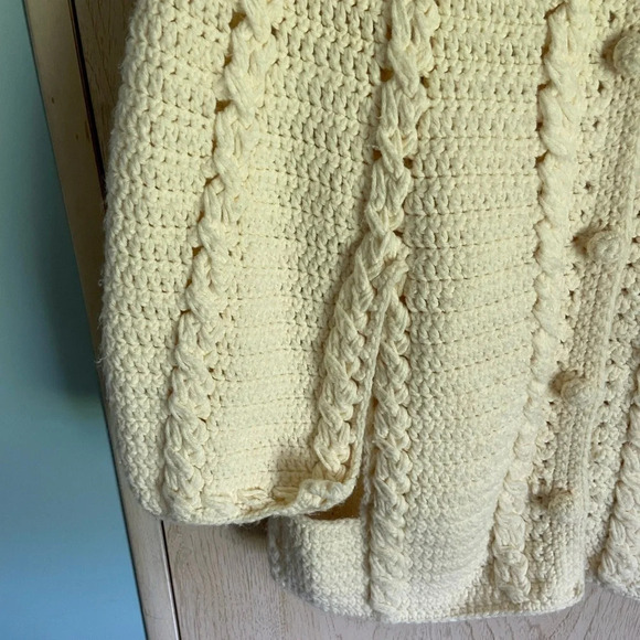 Beautiful Cream Handmade Cable Crochet Knit Poncho Button Front Sz Medium - Picture 4 of 11